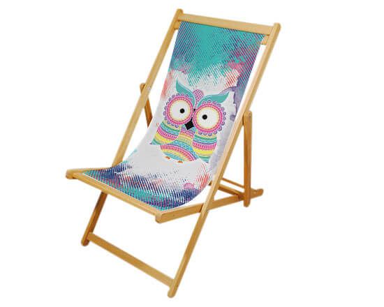 Gufo colorato su sedia sdraio