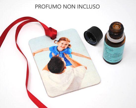 imbevi la targhetta per auto con deodorante apposito