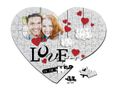 Puzzle a cuore con grafica con cuori e nuvole