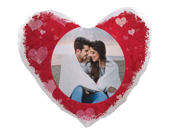 Cuscino cuore in raso con grafica rossa