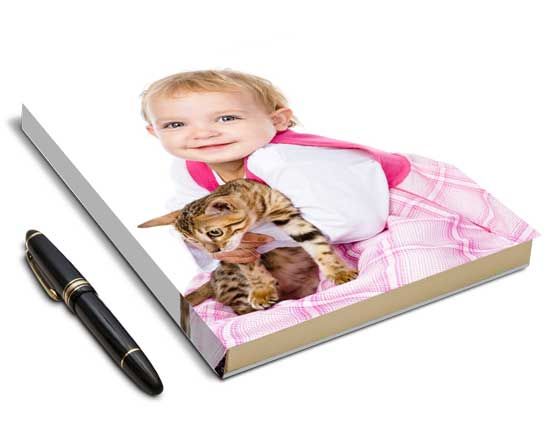 libro degli animali  con immagine di bimba con cucciolo di gatto