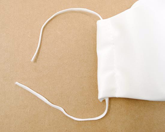 Regola gli elastici tubolari annodandoli alla lunghezza giusta