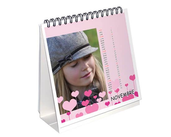 Il dolce calendario rosa dalla grafica con teneri cuori