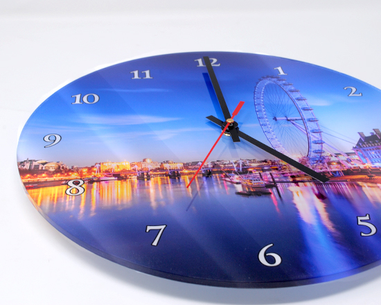 orologio in plexiglass dalla finitura lucida