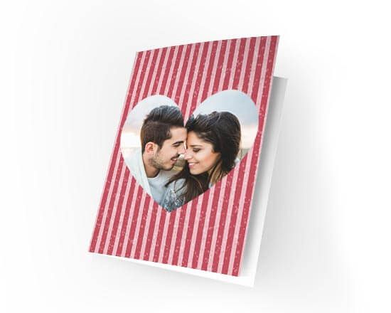 Card texturata da strisce rosse con cuore centrale