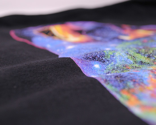 Dettaglio di stampa su t-shirt uomo