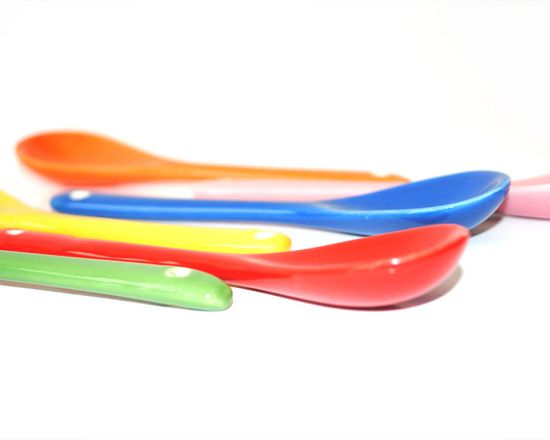 Cucchiaini colorati abbinati al colore interno della tazza