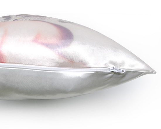 dettaglio cerniera per cuscino in raso bianco