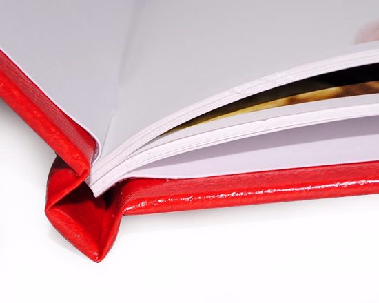 rilegato e realizzato interamente a mano