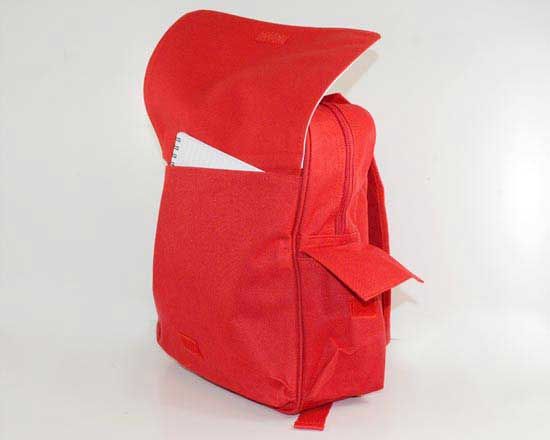 Oltre alla tasca interna, lo zainetto possiede una tasca segreta sotto la superficie stampata.