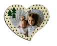 Il cuore a puzzle con alberelli verdi