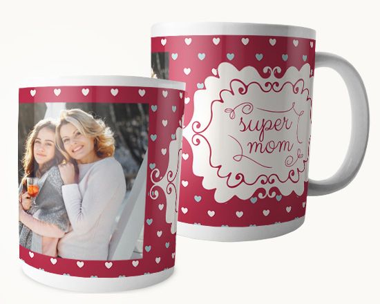 Tazza con grafica rossa e cuori