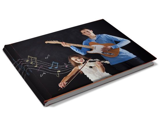 pentagramma personalizzato raffigurante un ragazzo con chitarra e bambina con violino