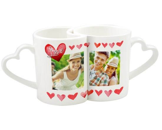 Coppia di tazze love con grafica hearts