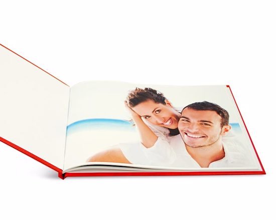 fotolibropersonalizzato con foto di una coppia al mare e una donna