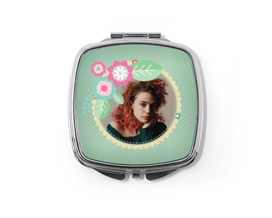 Lo specchietto con fiori e colori pastello