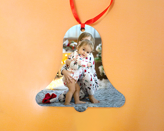 decorazione natalizia in masonite a forma di campana con foto di un bambino