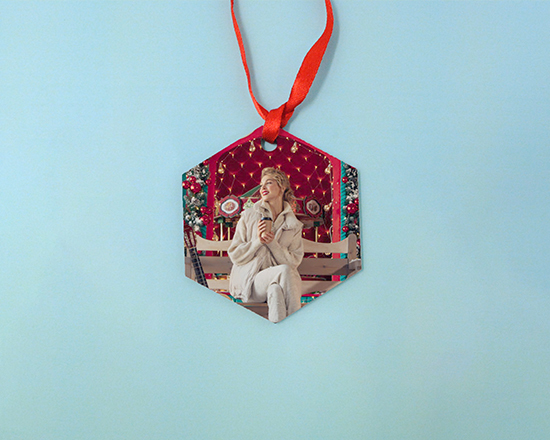 decorazione natalizia in masonite a forma di esagono con foto di famiglia e testo