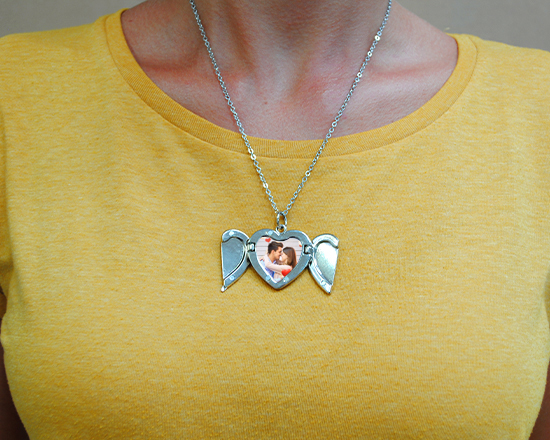Collana indossata con ciondolo aperto e foto personalizzata