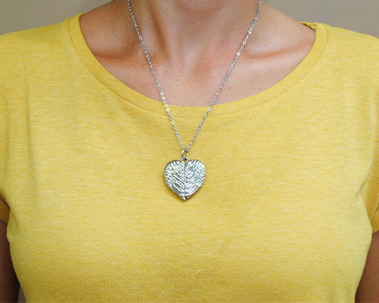 Collana indossata con ciondolo ali cuore chiuso