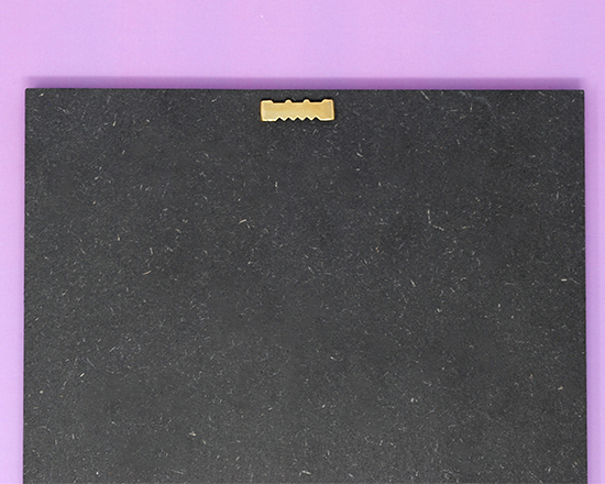 Particolare dell'appendino sul retro del legno moderno collage