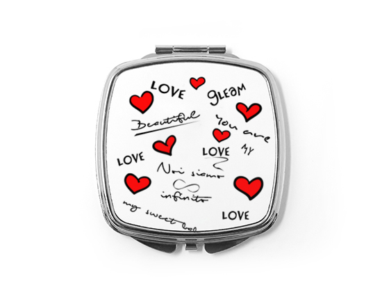 Con grafica con scritte nere e cuori