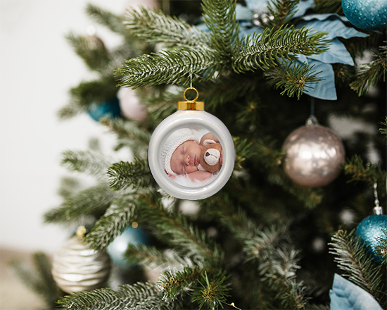 pallina di natale in ceramica su albero