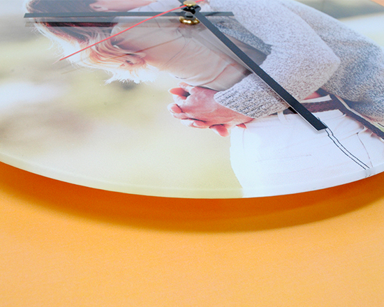 Orologio in vetro con finitura lucida