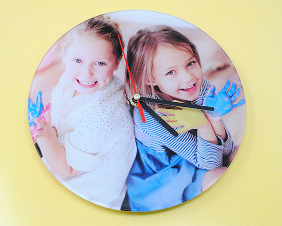 Orologio in vetro con foto di bambine