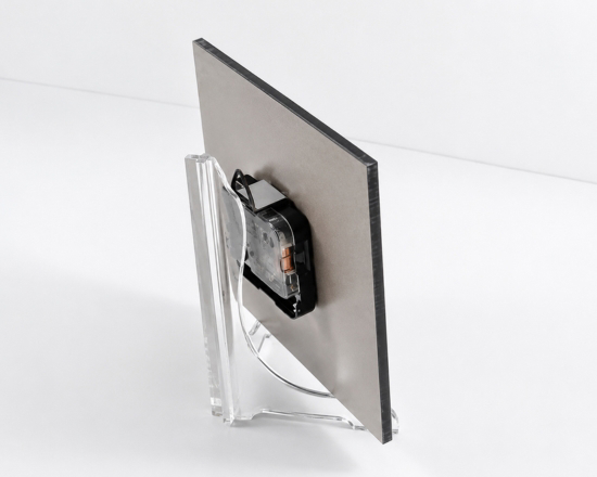 orologio quadrato in legno con piedistallo trasparente