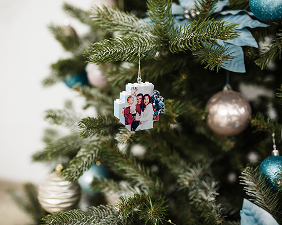 Pallina di Natale in mattoncini appesa all'albero di Natale
