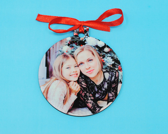 Pallina in legno con foto e fiocco rosso