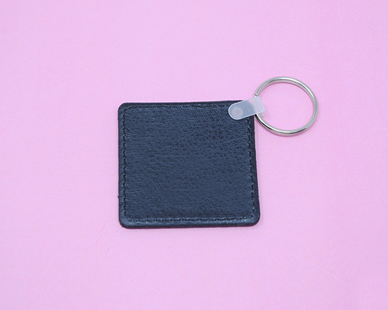Portachiavi quadrato in pelle con retro nero