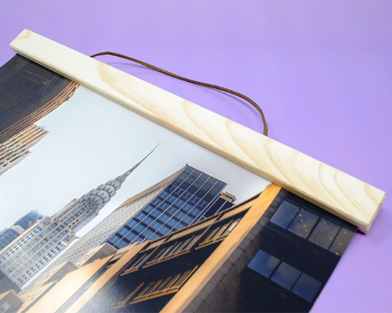 dettaglio supporti in legno naturale per poster