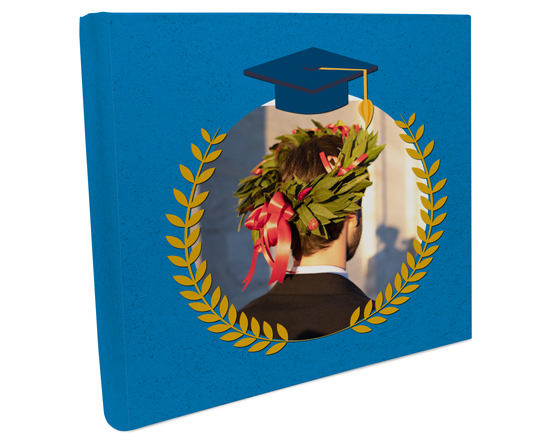 Album quadrato con grafica cappello laurea, foglie alloro e fondo azzurro