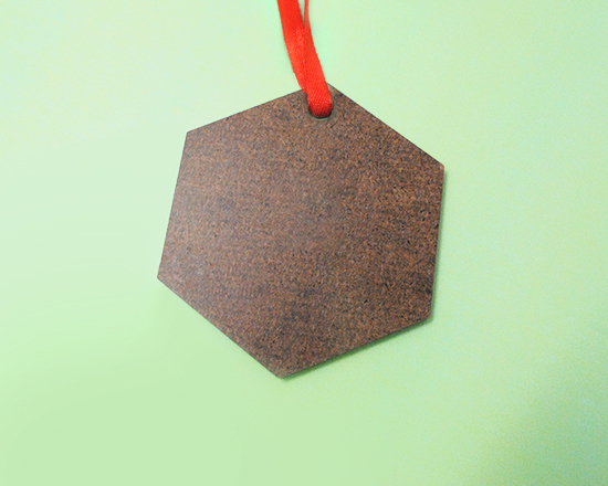 decorazione natalizia in masonite a forma di esagono con foto di una coppia