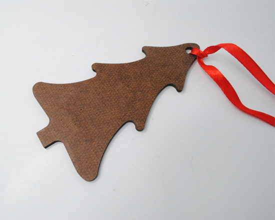 decorazione natalizia a forma di albero con grafica natalizia