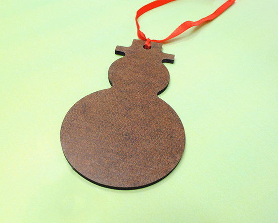 decorazione natalizia in masonite a forma di pupazzo di neve con foto di paesaggio