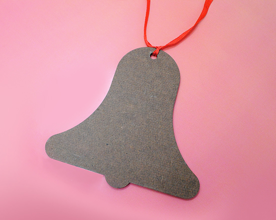 decorazione natalizia in masonite a forma di campana con foto di un bambino