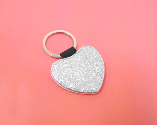 crea portachiavi cuore in pelle con retro glitter