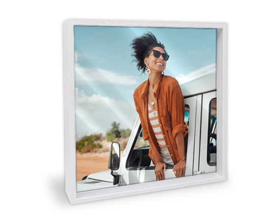 Stampa su plexiglass con cornice in legno bianco