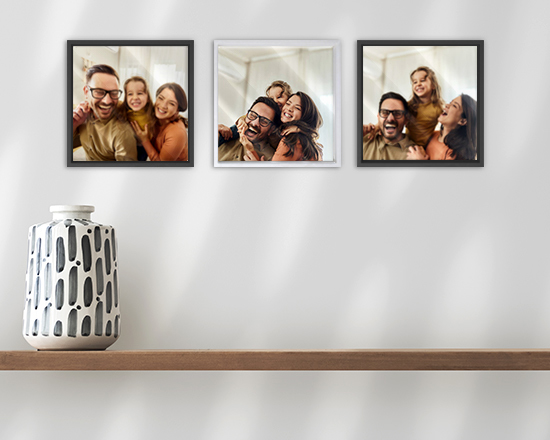Stampa su plexiglass con cornice ambientato con foto di famiglia