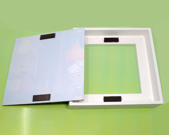 Stampa su plexiglass con cornice e supporti magnetici