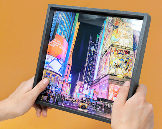 Stampa su plexiglass con cornice nera