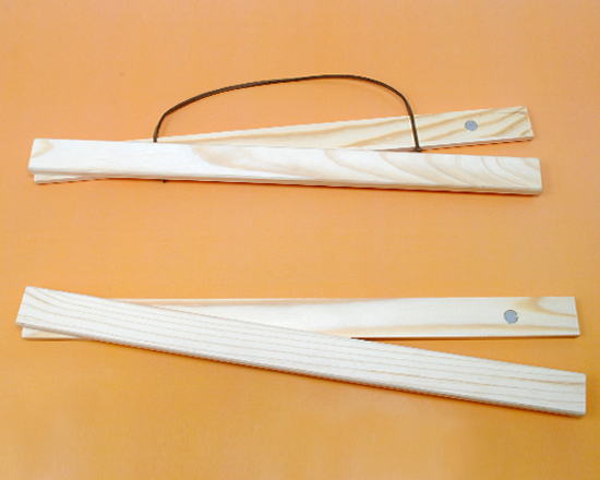supporti in legno con attacco magnetico e cordino