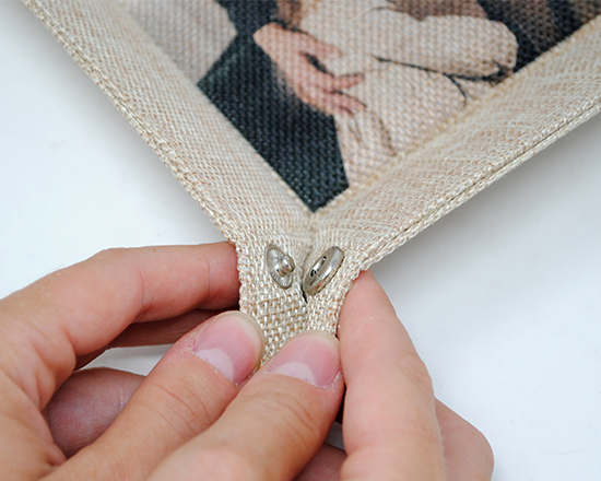 Svuotatasche in juta con bottoni in metallo