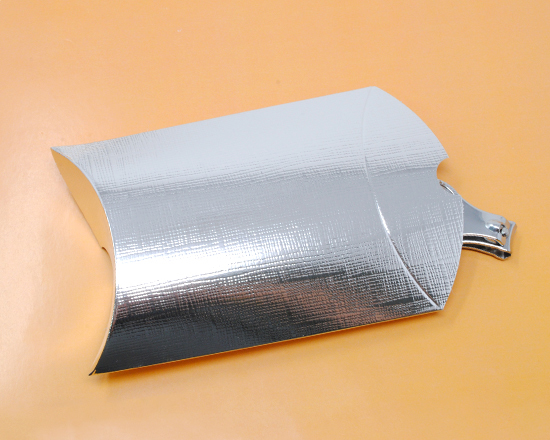 tagliaunghie apribottiglie con scatole regalo