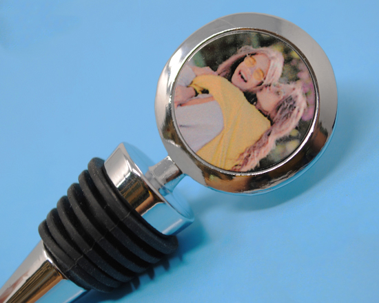 Tappo vino in metallo personalizzato dettaglio stampa