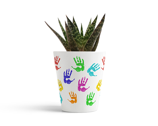 vaso in ceramica per maestra manine colorate