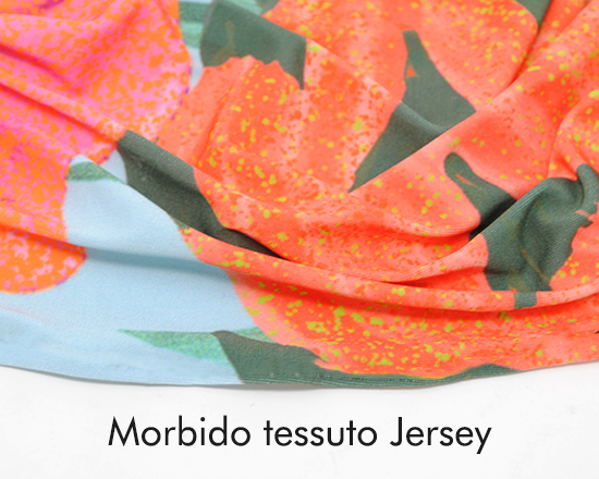 Particolare vestito smanicato in tessuto jersey